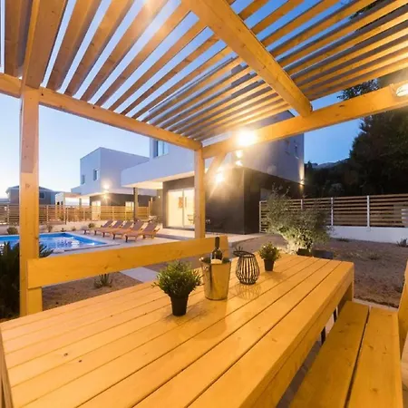 Luxury Bellavista - Four Bedroom With Pool Villa Pag Town
