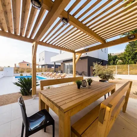 Luxury Bellavista - Four Bedroom With Pool