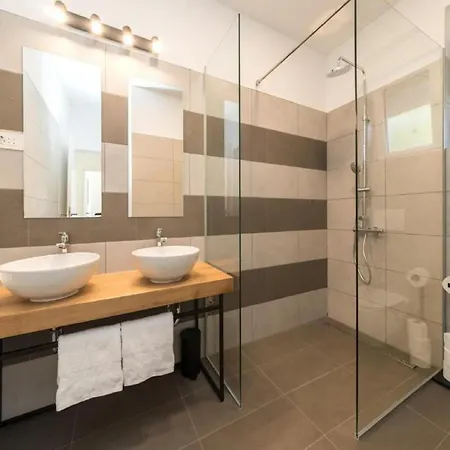 Luxury Bellavista - Four Bedroom With Pool *