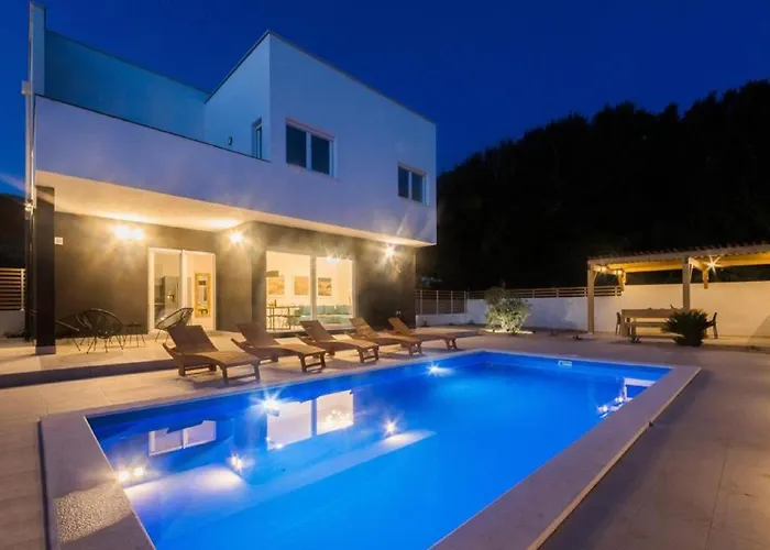 Luxury Bellavista - Four Bedroom With Pool Pag Town