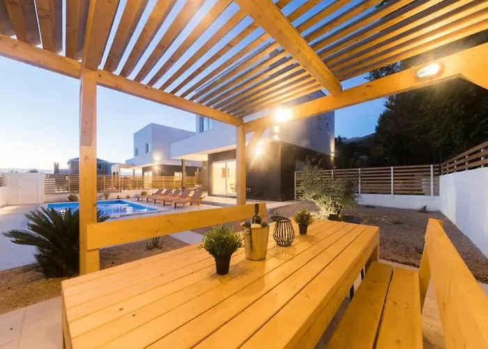 Luxury Bellavista - Four Bedroom With Pool Villa Pag Town