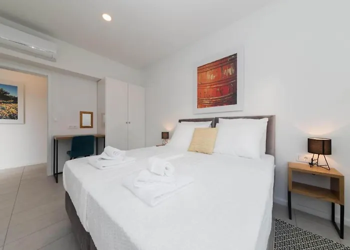 Luxury Bellavista - Four Bedroom With Pool Pag Town