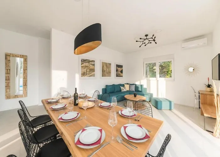 Вилла Luxury Bellavista - Four Bedroom With Pool Паг