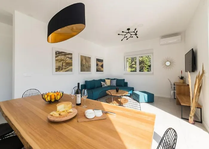 Luxury Bellavista - Four Bedroom With Pool Вилла