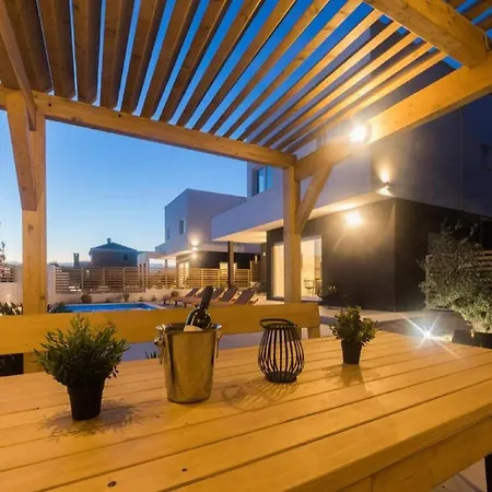 Luxury Bellavista - Four Bedroom With Pool Βίλα