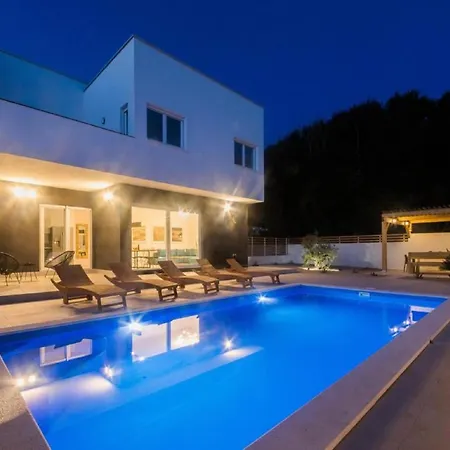 Luxury Bellavista - Four Bedroom With Pool Pag Town