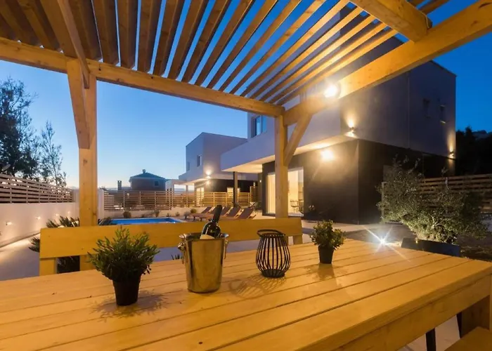 Luxury Bellavista - Four Bedroom With Pool Βίλα