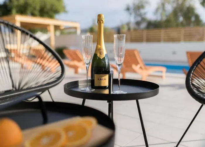 Luxury Bellavista - Four Bedroom With Pool Βίλα