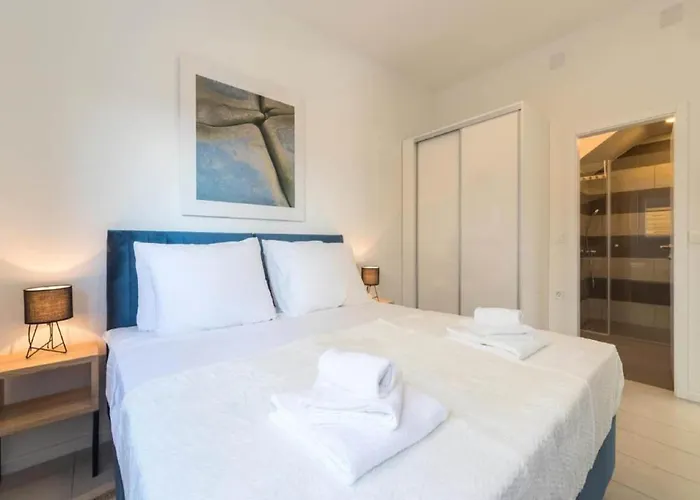 Luxury Bellavista - Four Bedroom With Pool Βίλα