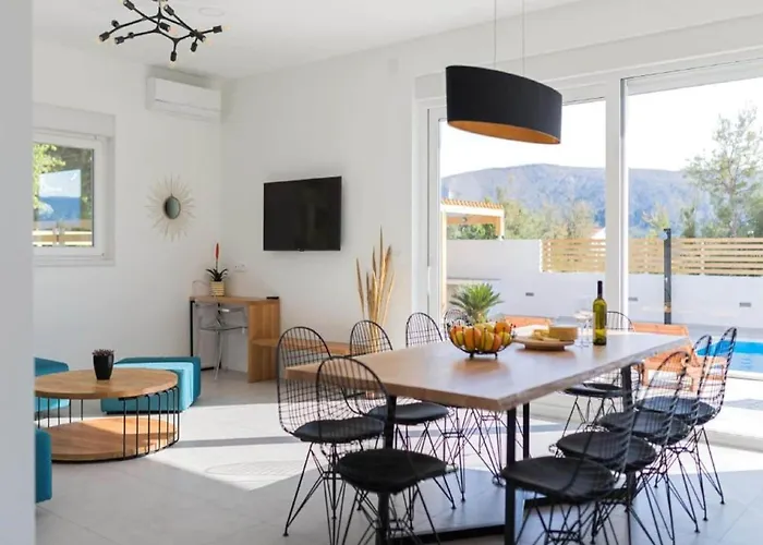 Luxury Bellavista - Four Bedroom With Pool