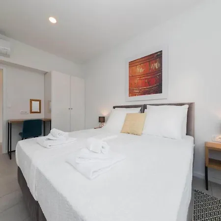 Luxury Bellavista - Four Bedroom With Pool Pag Town