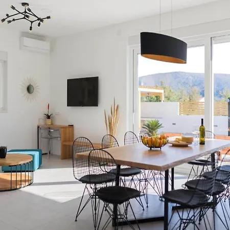 Luxury Bellavista - Four Bedroom With Pool