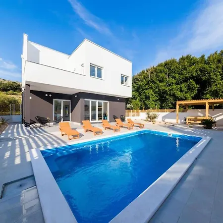 Luxury Bellavista - Four Bedroom With Pool Villa